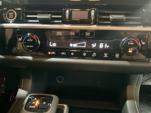 Used 2024 Nissan Pathfinder SV AWD/4WD image 28