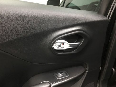 Used 2022 Jeep Cherokee Trailhawk image 13