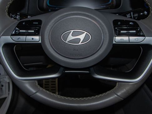 Used 2025 Hyundai Elantra Sport FWD image 11