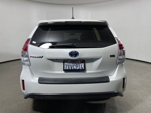 Used 2017 Toyota Prius V image 4