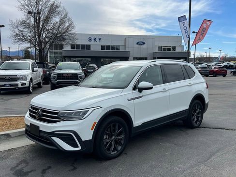 Used 2024 Volkswagen Tiguan SE AWD/4WD image 1