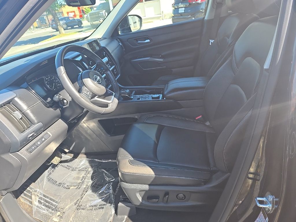 Used 2025 Nissan Pathfinder SL AWD/4WD image 12