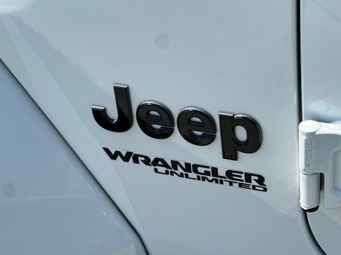 Used 2022 Jeep Wrangler Unlimited Sahara AWD/4WD image 27