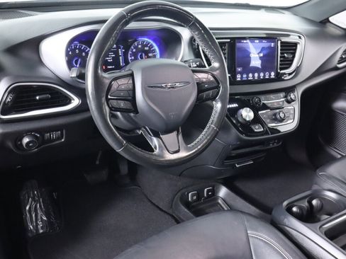 Used 2020 Chrysler Pacifica Touring-L w/ S Appearance Package image 9