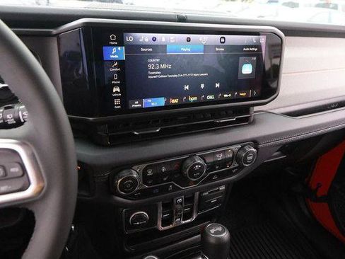 Used 2025 Jeep Wrangler Unlimited Sahara AWD/4WD image 15