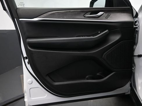 Used 2024 Jeep Grand Cherokee Limited image 12