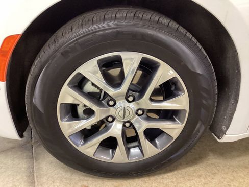 Used 2025 Chrysler Pacifica Pinnacle image 10