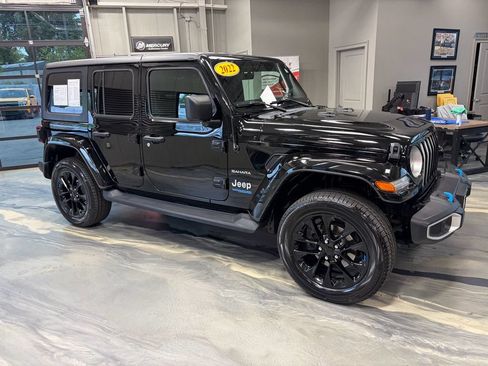 Used 2022 Jeep Wrangler Unlimited Sahara w/ Cold Weather Group AWD/4WD image 28