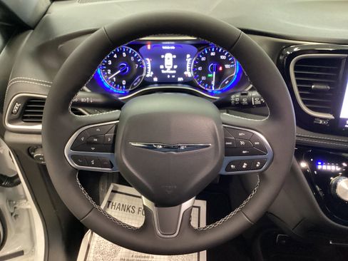 New 2026 Chrysler Pacifica Select AWD/4WD image 19
