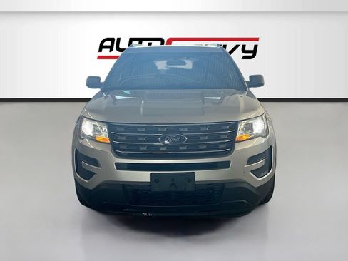 Used 2017 Ford Explorer FWD image 2