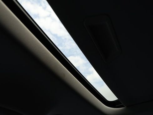 Used 2024 Chevrolet Trax LT w/ Sunroof Package FWD image 19