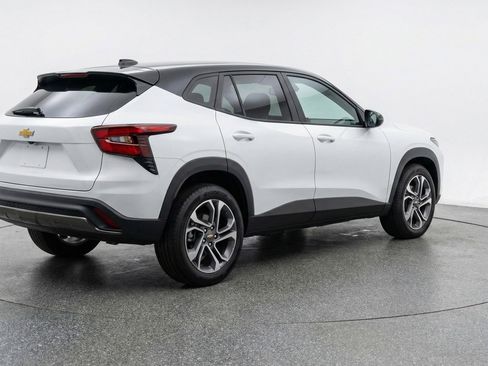 Used 2025 Chevrolet Trax LT w/ LT Convenience Package FWD image 9