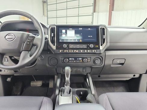 Used 2025 Nissan Frontier SV w/ SV Convenience Package RWD image 24