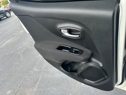 Used 2019 Jeep Renegade Latitude w/ Popular Equipment Group FWD image 21