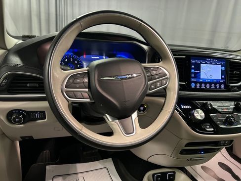 Used 2017 Chrysler Pacifica Limited FWD image 13