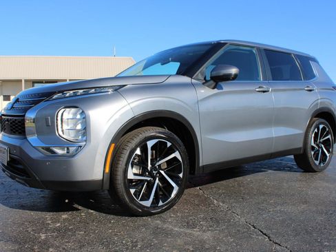 Used 2024 Mitsubishi Outlander SE Black Edition image 13