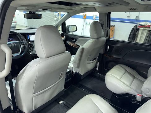 Used 2017 Toyota Sienna Limited Premium image 29