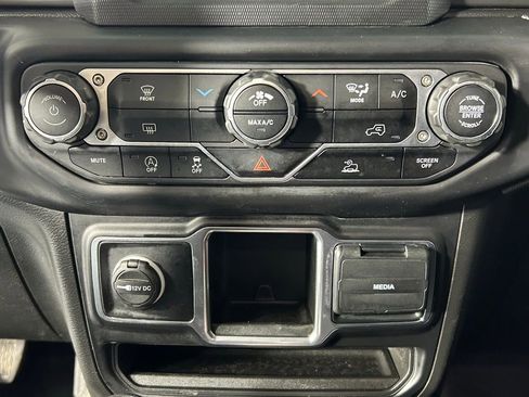 Used 2023 Jeep Gladiator Sport AWD/4WD image 17