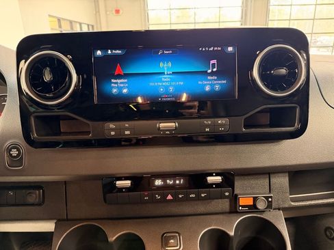 Used 2022 Mercedes-Benz Sprinter 2500 image 39