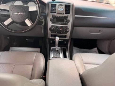 Used 2007 Chrysler 300 Touring w/ Comfort/Convenience Group RWD image 9