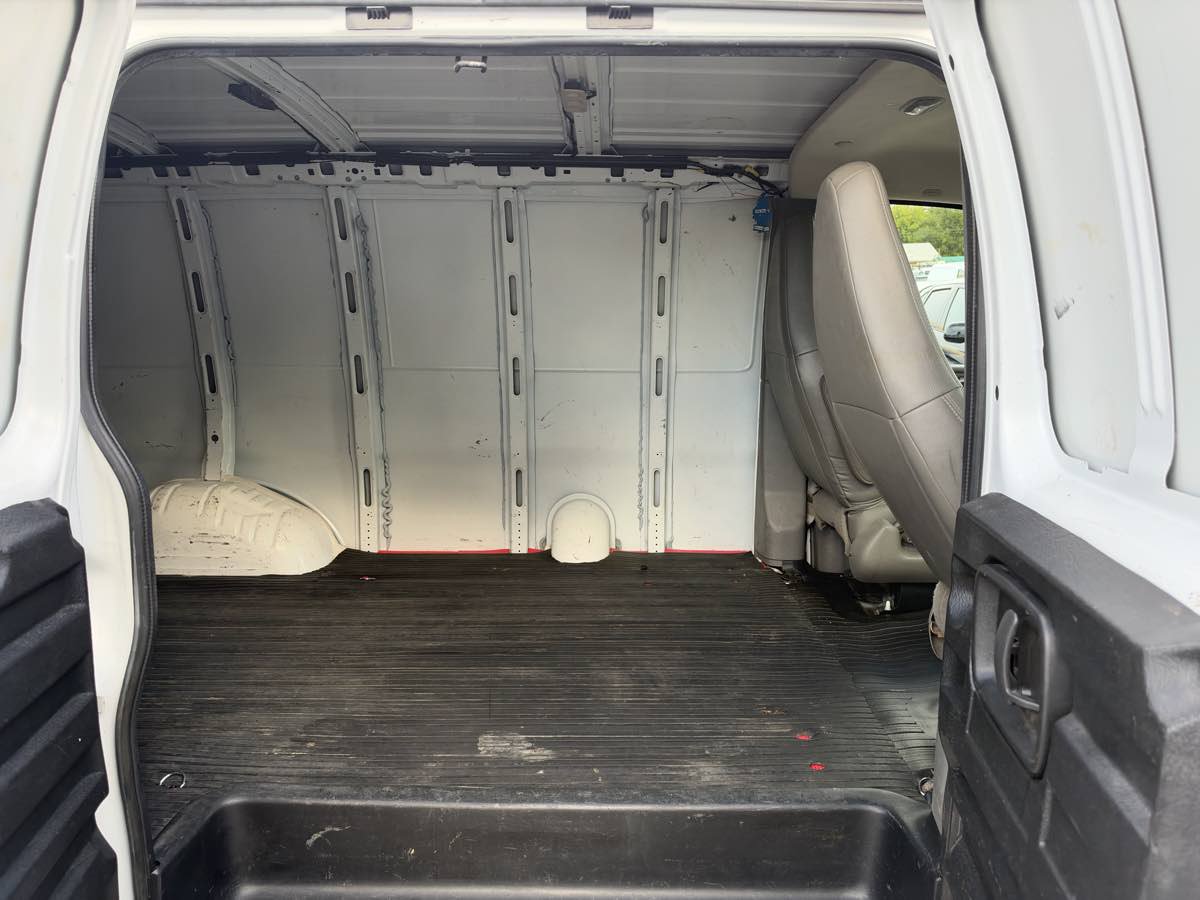 Used 2017 Chevrolet Express 2500 RWD image 18