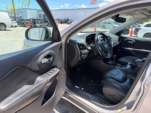 Used 2019 Jeep Cherokee Limited FWD image 7