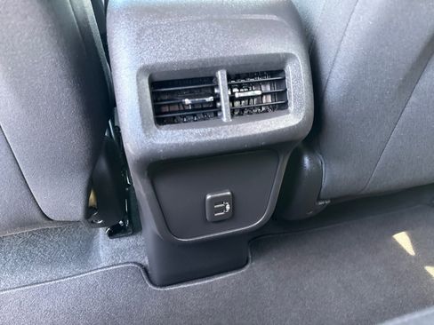 Used 2023 Chevrolet Equinox LT FWD image 16