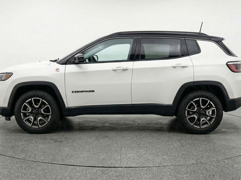 Used 2025 Jeep Compass Trailhawk AWD/4WD image 5