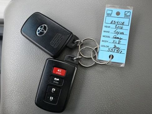 Used 2016 Toyota Camry XLE w/ Moonroof Package image 25