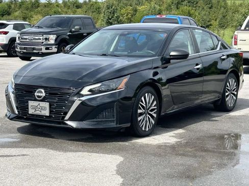 Used 2024 Nissan Altima 2.5 SV FWD image 3