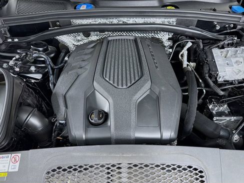 Certified 2022 Porsche Macan AWD/4WD image 32