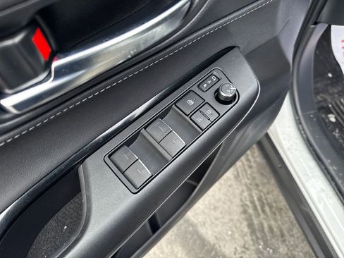 Used 2024 Toyota Venza LE image 24