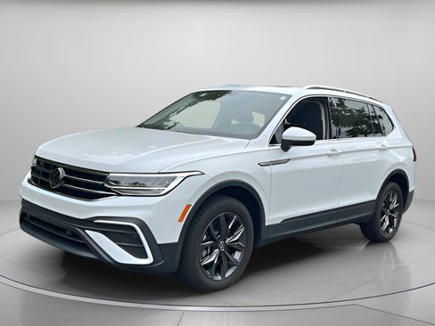 Used 2023 Volkswagen Tiguan SE w/ Panoramic Sunroof Package FWD image 1