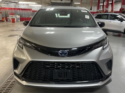 Used 2025 Toyota Sienna XSE w/ XSE Premium Package image 3