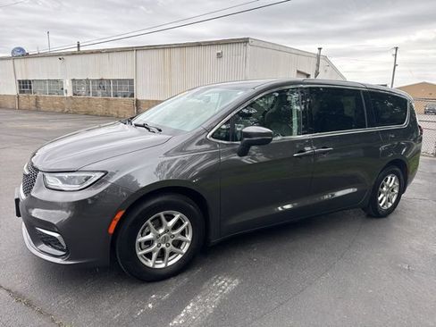 Used 2023 Chrysler Pacifica Touring-L FWD image 2