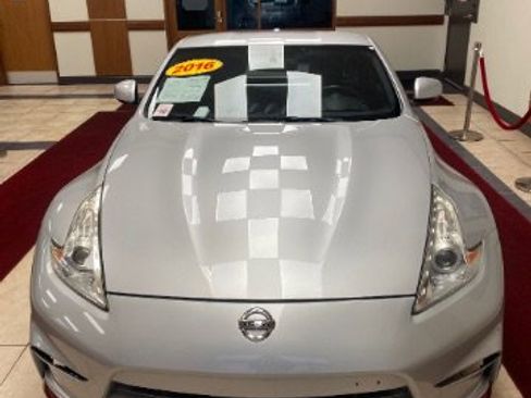 Used 2010 Nissan 370Z Touring image 7