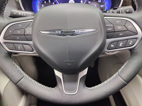 Used 2024 Chrysler Pacifica Limited image 34