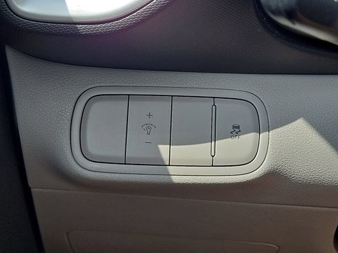 Used 2025 Hyundai Venue SEL FWD image 23