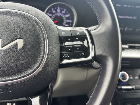 Used 2024 Kia Carnival LX image 28