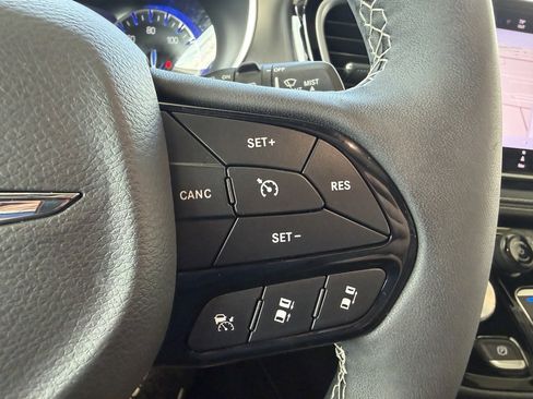 Used 2025 Chrysler Pacifica Limited FWD image 17