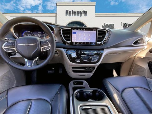 Certified 2024 Chrysler Pacifica Touring-L image 15