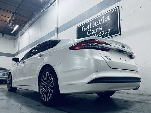 Used 2018 Ford Fusion SE w/ Fusion SE Technology Package FWD image 3