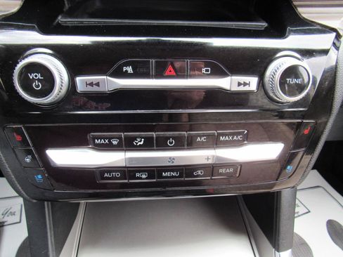 Used 2022 Ford Explorer Limited w/ Equipment Group 301A AWD/4WD image 16