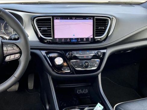 Certified 2025 Chrysler Pacifica Limited image 6