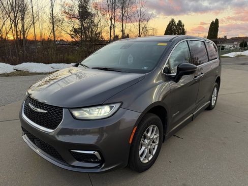 Used 2023 Chrysler Pacifica Touring-L image 1