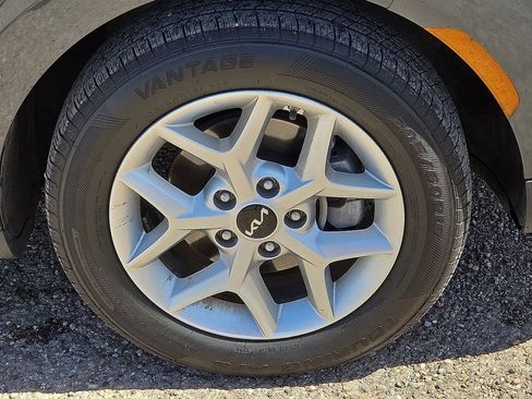 Used 2025 Kia Soul LX w/ LX Technology Package image 11