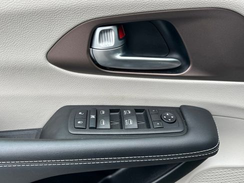 Used 2024 Chrysler Voyager LX image 11