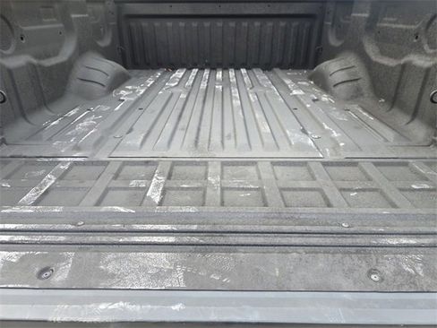 Used 2018 Nissan Titan SV w/ SV Convenience Package image 21