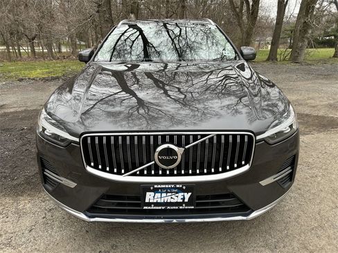 Certified 2022 Volvo XC60 B5 Inscription w/ Climate Package image 3