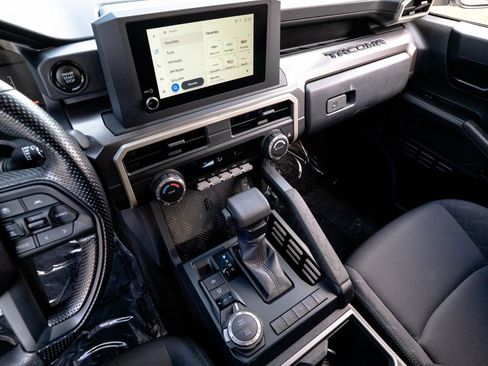 Used 2025 Toyota Tacoma SR5 AWD/4WD image 21